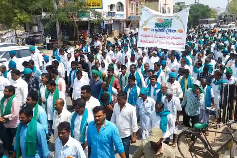 Farmers dharna to give minimum retail price for turmeric crop in jagityala