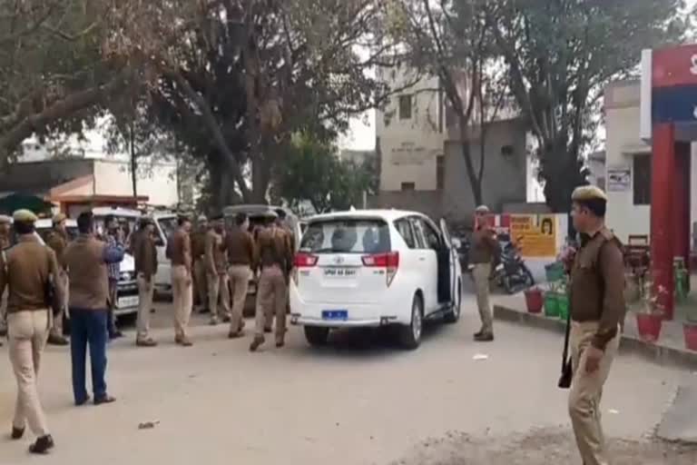 मुठभेड़ में दो पुलिसकर्मी घायल