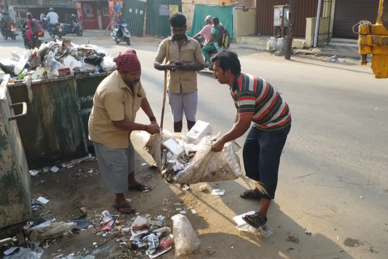 துப்பரவு பணியும் மகத்தான வேலை என்று செய்து வரும்  எம்பிஏ பட்டதாரி