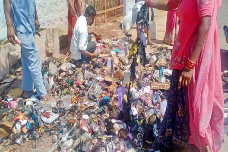 सामान जलकर राख, चलती पिकअप में आग, fire in bhopalgarh