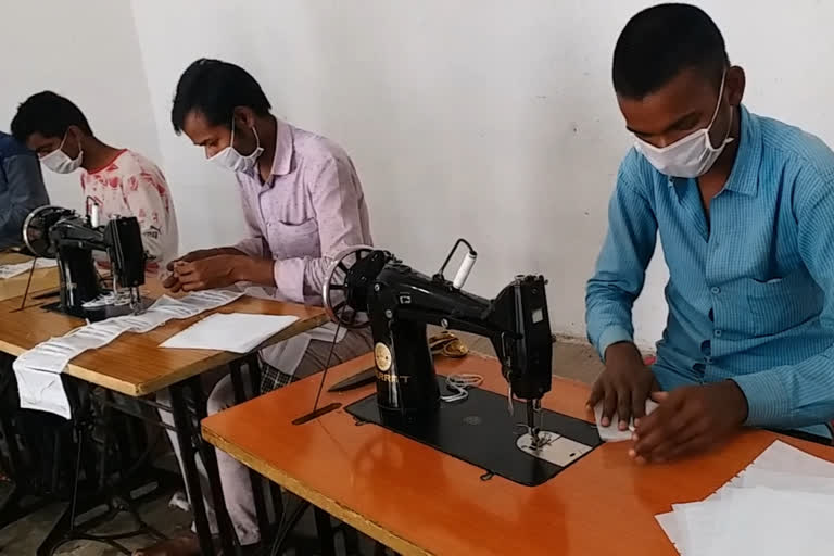 Prisoners are making masks in Barabanki jail