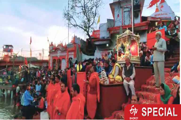 inspite-of-terror-of-corona-virus-har-ki-paudi-of-haridwar-is-thronged-by-devotees