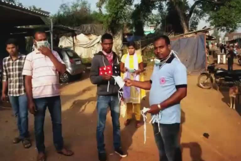 bus workers distribute to mask to people