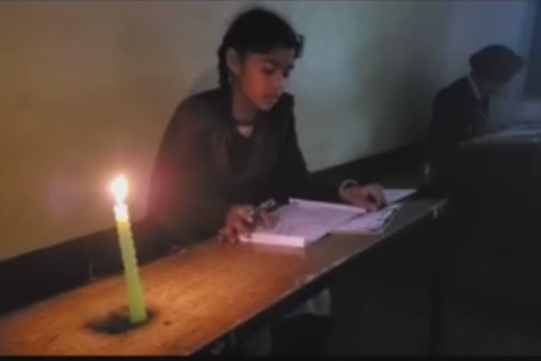 Students gave the exam in the lights of candles