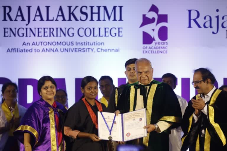 TN governor distributes degrees to engineering students