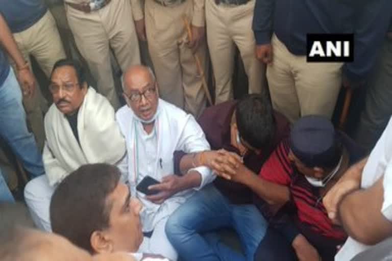 Digvijaya Singh sits on dharna near Ramada hotel,ಬಂಡಾಯ ಶಾಸಕರ ಭೇಟಿಗೆ ಬಂದ ದಿಗ್ವಿಜಯ್ ಸಿಂಗ್