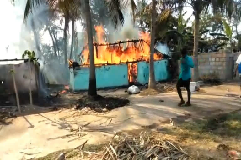 5-lakhs-burned-at-home-in-fire-on-cottage