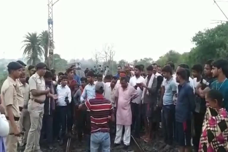 youth-dies-after-being-hit-by-train-in-dhanbad