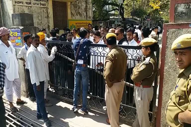 अदालत परिसर के दोनों गेटों पर ताला, lock on both the gates of court