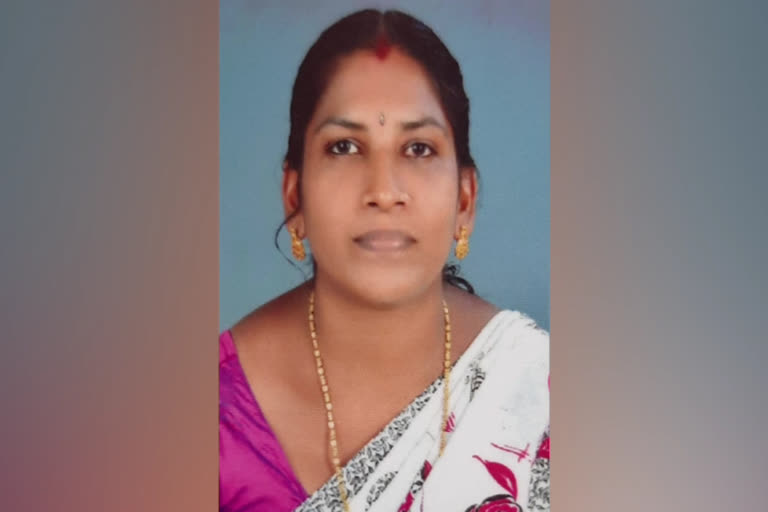 A woman died after being hit by a bike while crossing the road  റോഡ് മുറിച്ചു കടക്കുന്നതിനിടെ ബൈക്കിടിച്ച് സ്ത്രീ മരിച്ചു