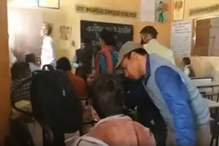 कोरोना को लेकर बेसिक शिक्षा विभाग की लापरवाही.