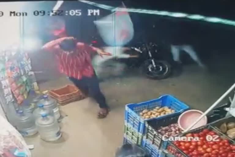 cell shop owner attacked by Unidentified persons in tirupur