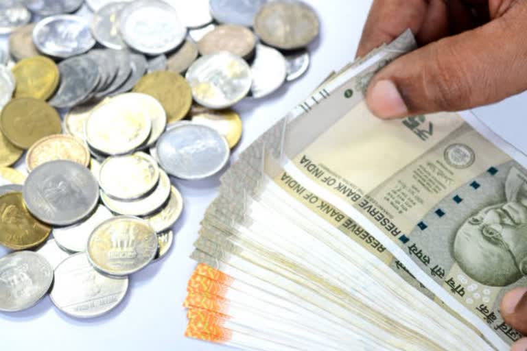 Government may cut rate on small savings schemes in next quarter