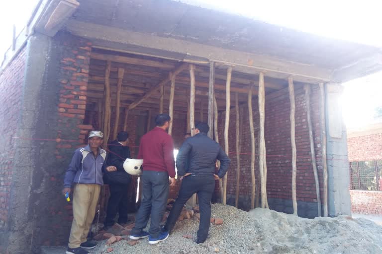 dda pithoragarh berinag updates ,बेरीनाग पिथौराढ़ तीन मकान सीज न्यूज , पिथौरागढ़ बेरीनाग डीडीए की कार्रवाई