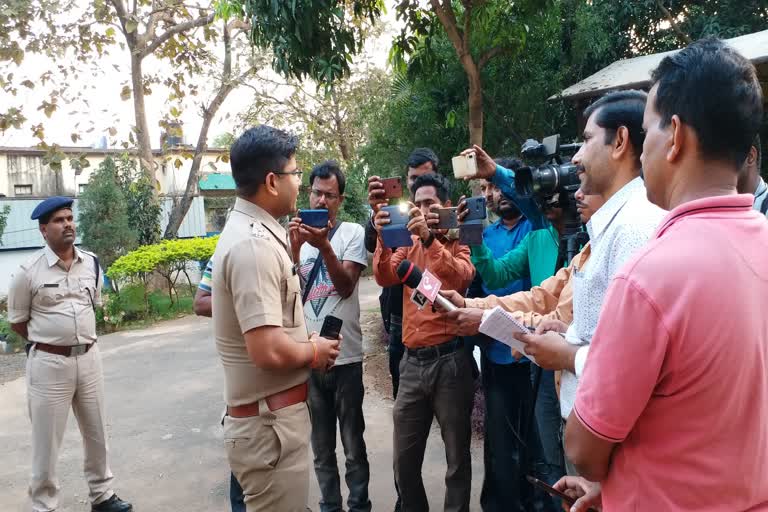 সাংবাদিকদের সঙ্গে বাইরে বৈঠক পুলিশ সুপারের