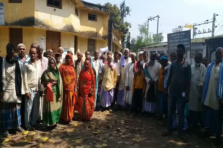 Farmers of Sahibganj besiege the cooperative department