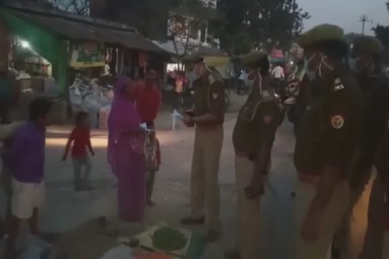 बस्ती पुलिस ने लोगों को फ्री बांटा मास्क.