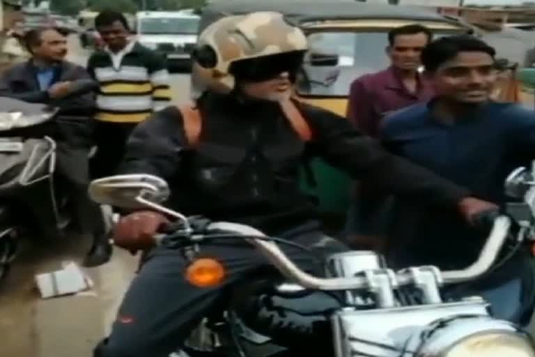 MS Dhoni seen in bike on the streets of Ranchi
