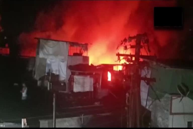 30 huts were gutted fire in pune Wadarwadi