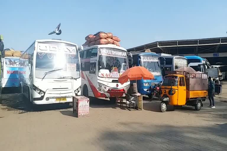 The number of passengers falling at the bus stand in fear of Corona