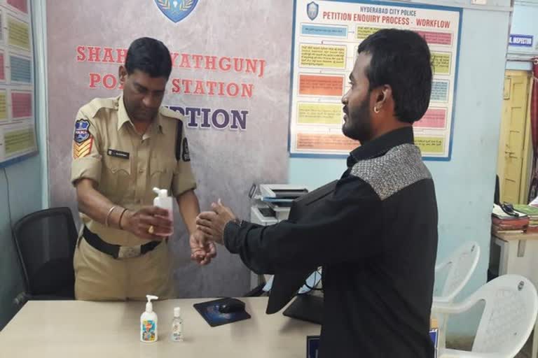 Hyderabad Police provides sanitizers to people