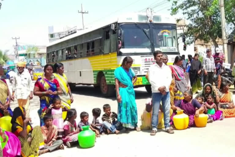 womens protest for water at thalupula in anantapur district