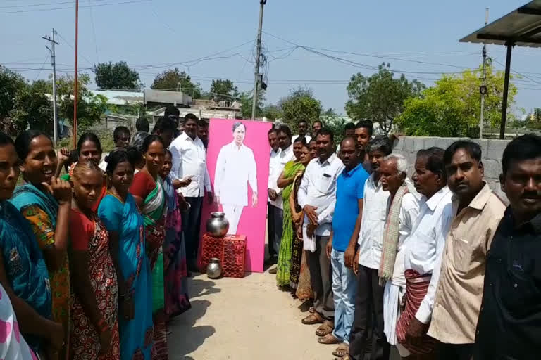 kcr-milk-anointing-by-poor-people-at-warangal-town-gandhi-nagar