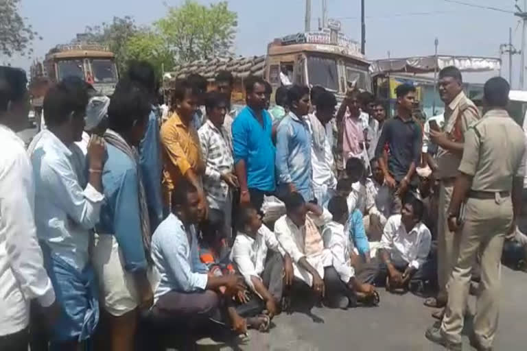 nayani kunta people protest for illegal cases at peddavura sub station