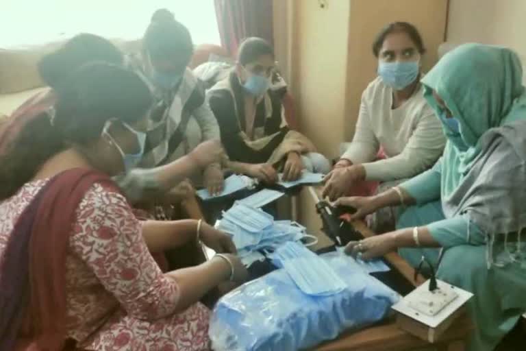 women are making masks at home to avoid corona virus in yamuanagar