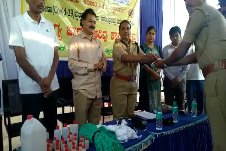 SP of Chitradurga distribute masks to police