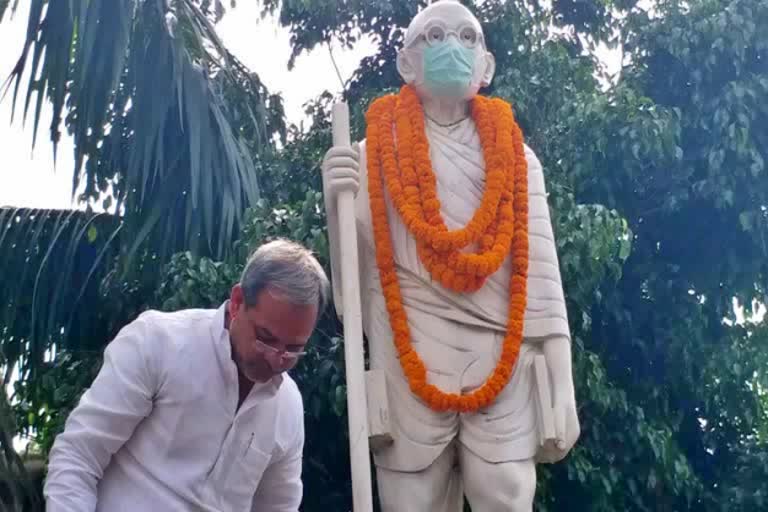 bjp-leaders-put-masks-on-statue-of-mahatma-gandhi-in-buxar