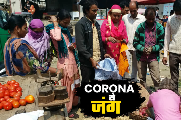 people in large number at ghazipur vegetable market as rumors spread over corona in delhi