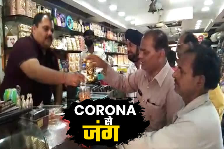 market association distribute mask and sanitizer to shopkeepers in tilak nagar in delhi