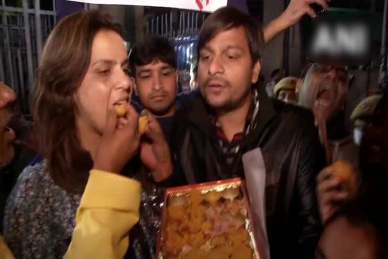 Yogita Bhayana celebrate & distribute sweets outside Tihar jail