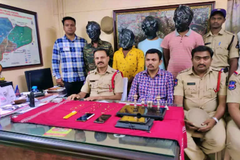 robbery-gang-arrest-by-karkhana-police-at-hyderabad