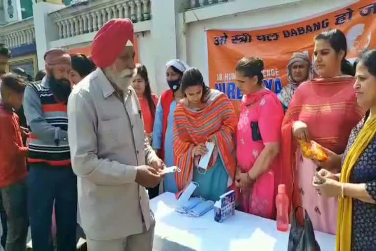 Social institutions distributed free masks and sanitizers in Karnal