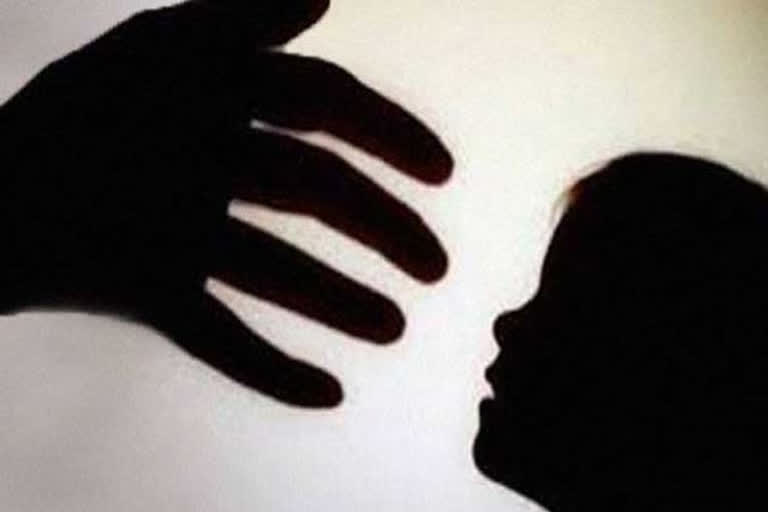 Minor girl  molested  molested by 60-year-old  Delhi  ഡൽഹി  മൂന്ന് വയസുക്കാരിക്ക് പീഡനം  അറുപതുകാരൻ അറസ്‌റ്റിൽ