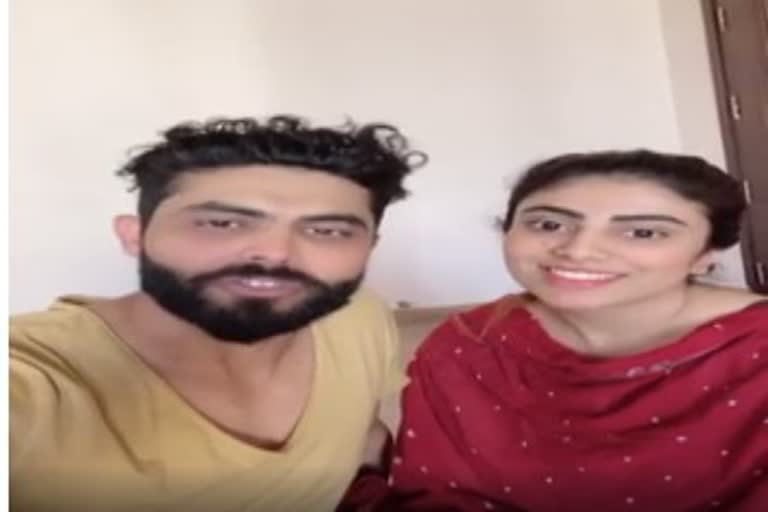 indian-cricketer-ravindra-jadeja-and-his-wife-support-curfew