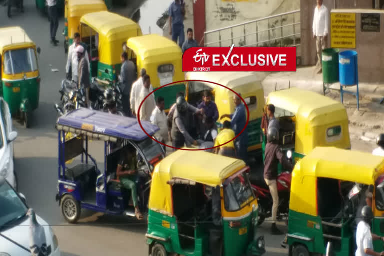 fight between an auto driver during coronavirus sanitation in east delhi