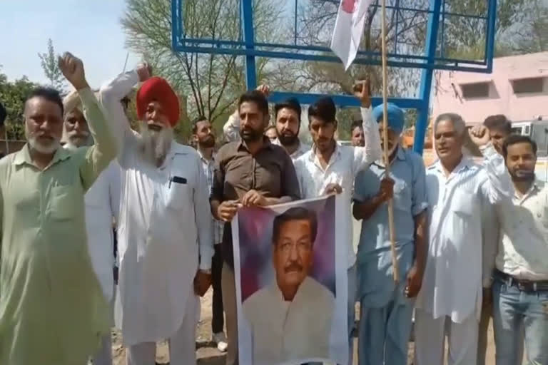 Farmers protest against electricity minister