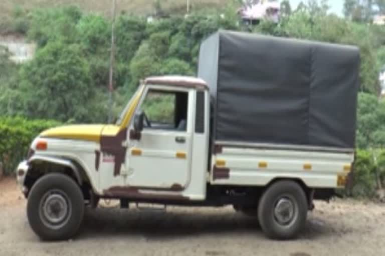 ഇടുക്കി വാർത്ത  idukki news  locals blocked a private vehicle  deposit the hotel waste  ഹോട്ടല്‍ മാലിന്യം നിക്ഷേപിക്കാനെത്തിയ സ്വകാര്യ വാഹനം  നാട്ടുകാര്‍ തടഞ്ഞു