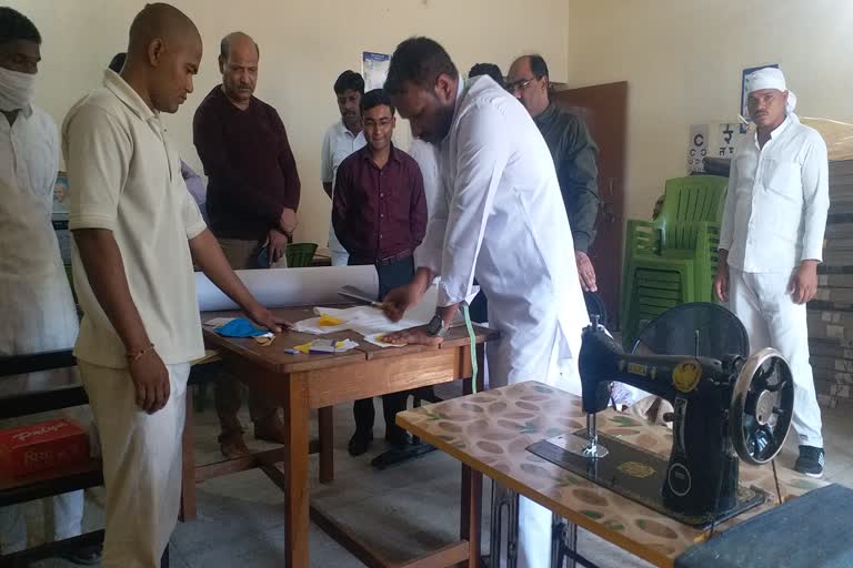 Inmates of Ghaghidih Central Jail are making masks