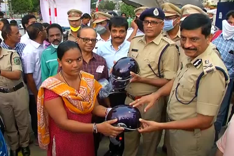 helmets distribution in vizag