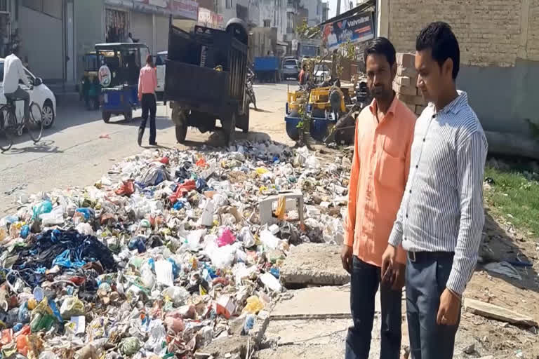 Lack of dustbin in Palwal garbage dumped on roads