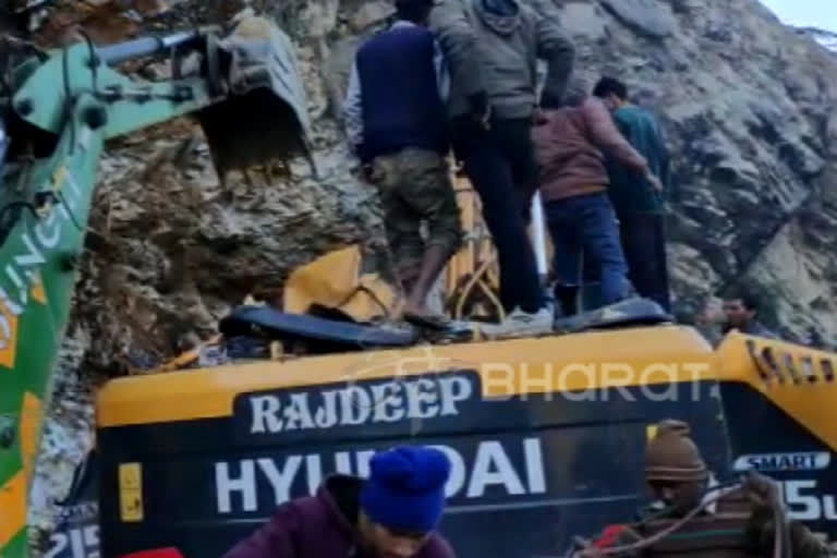 Chamoli hindi samachar  Three laborers died in Chamoli  Chamoli news  chamoli accident  Badrinath highway  3 killed in landslide  ഡെറാഡൂൺ  ബദ്രിനാഥ്  മണ്ണിടിച്ചിൽ  റോഡ് വികസനം  ചമോലി