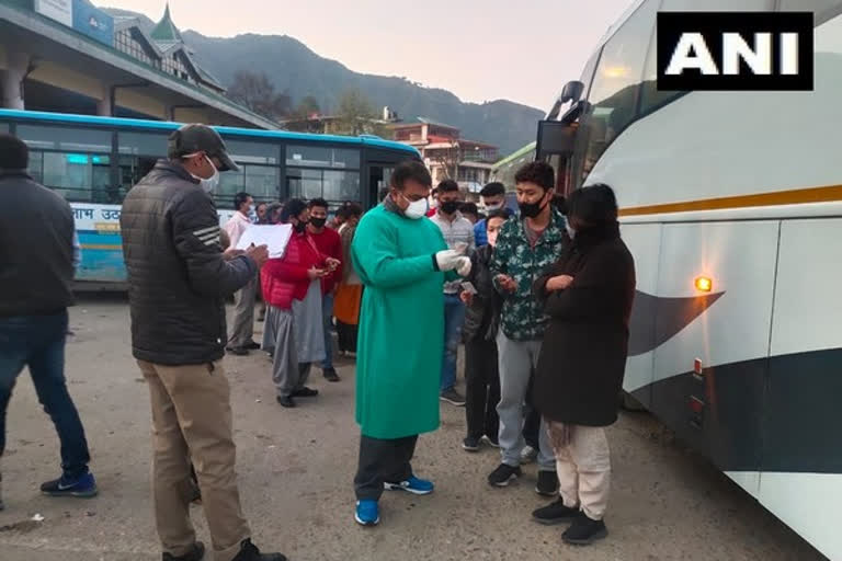 COVID-19 : Himachal Pradesh sents back over 35 tourists  ഹിമാചല്‍ പ്രദേശില്‍ 35 ഓളം വിനോദ സഞ്ചാരികളെ തിരിച്ചയച്ചു  latest himachal pradesh  latest covid 19