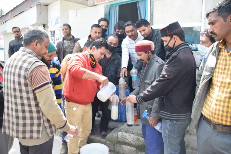 drivers sanitizing their Autos in Kullu