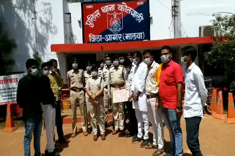 Masks distributed to policemen