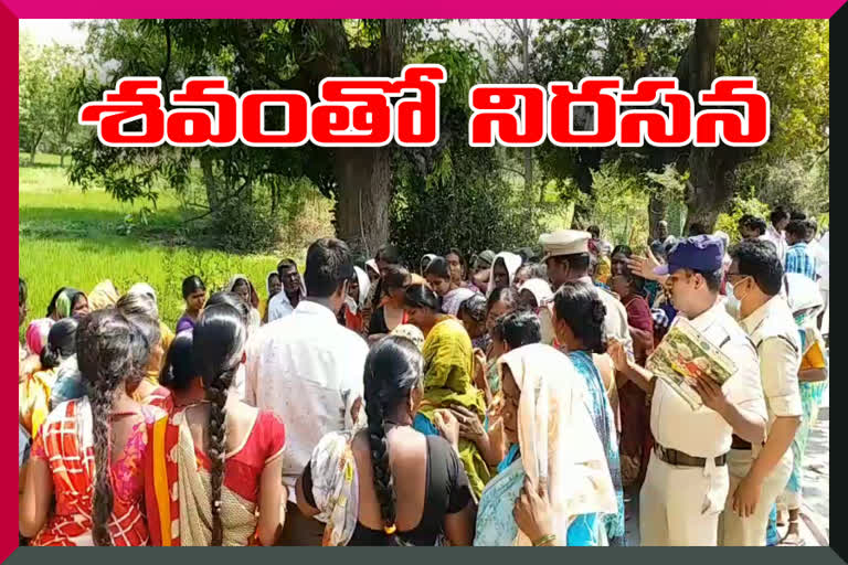 road accident in dharmareddy gate family members protetst with deadbody