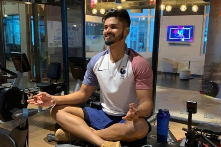 watch video shreyas iyer become in house magician to entertained fans